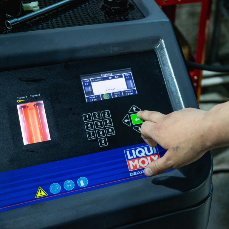Techniker an der MAHLE Getriebespülmaschine