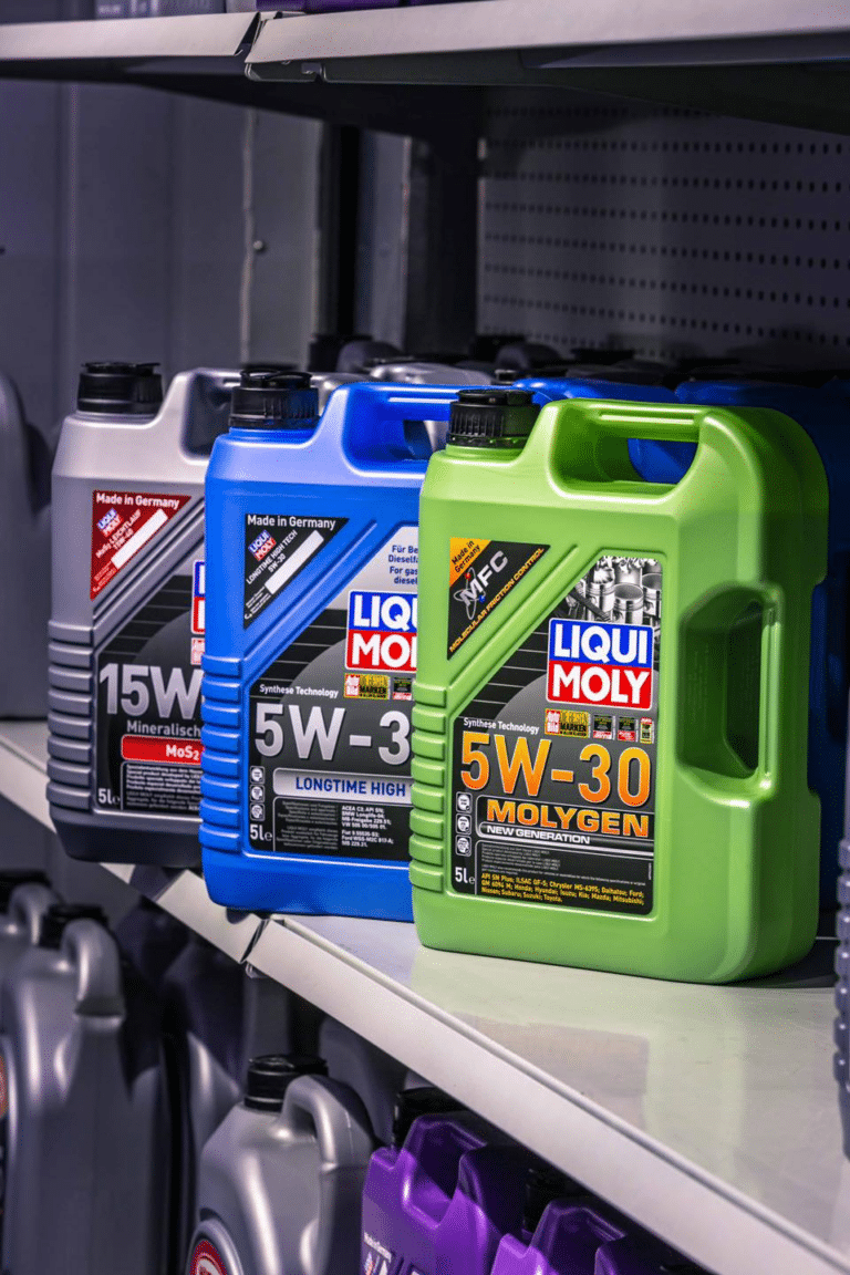 Eine Illustration von verschiedenen Motorölflaschen, die die Vielfalt von Liqui Moly 5W-30 Motorölen darstellen