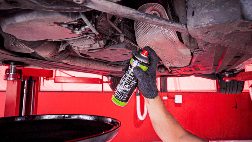 Cleaning the oil drain pan with LIQUI MOLY brake cleaner 2