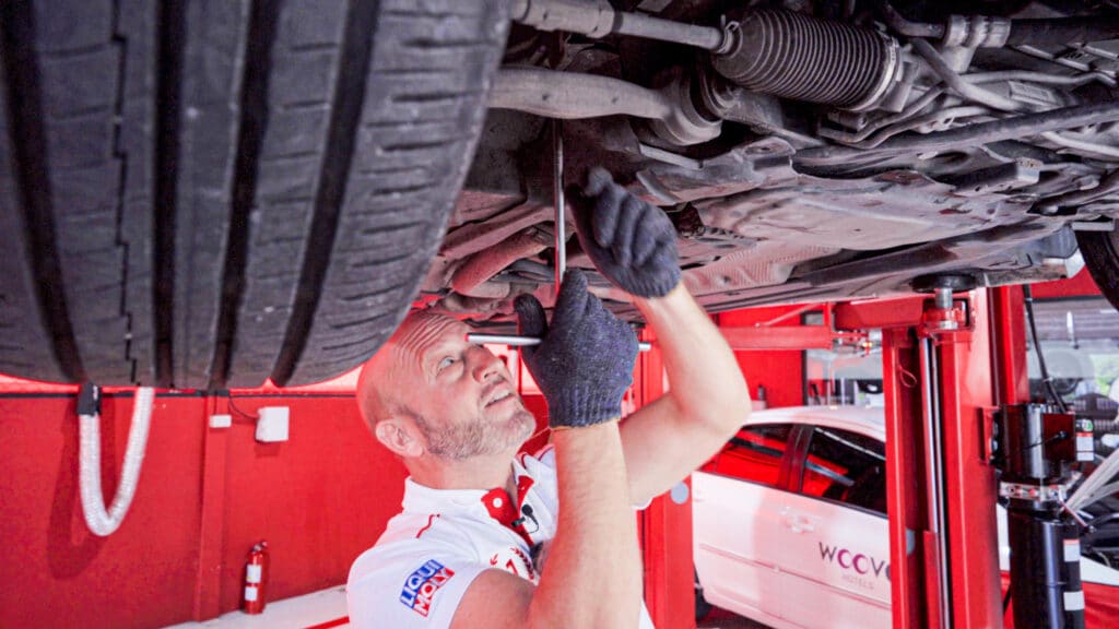 Putting the oil drain plug back on a Mercedes-Benz SLK 200