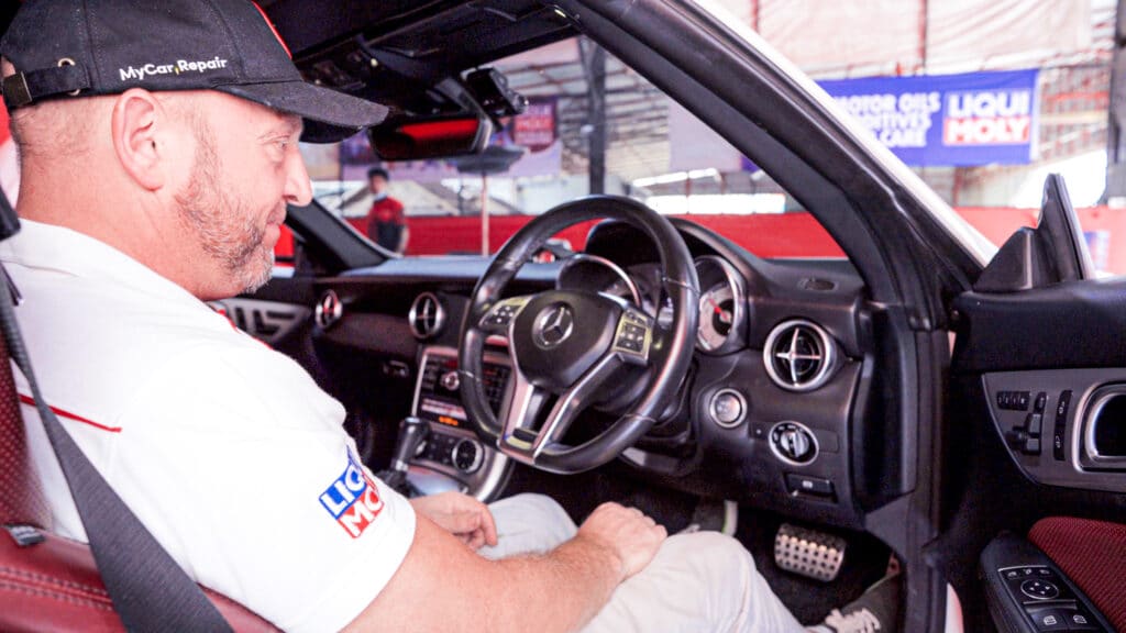 Reseting the service indicator on a Mercedes-Benz SLK 200