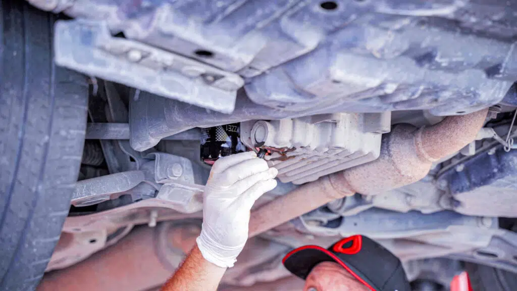 Fastening the oil drain plug for Toyota Yaris