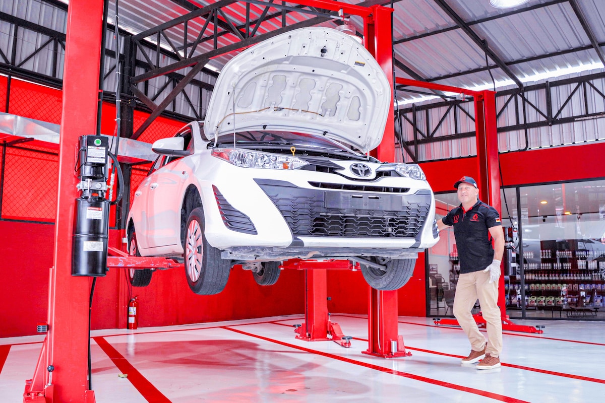 How To Change The Engine Oil On Toyota Yaris MyCar.Repair