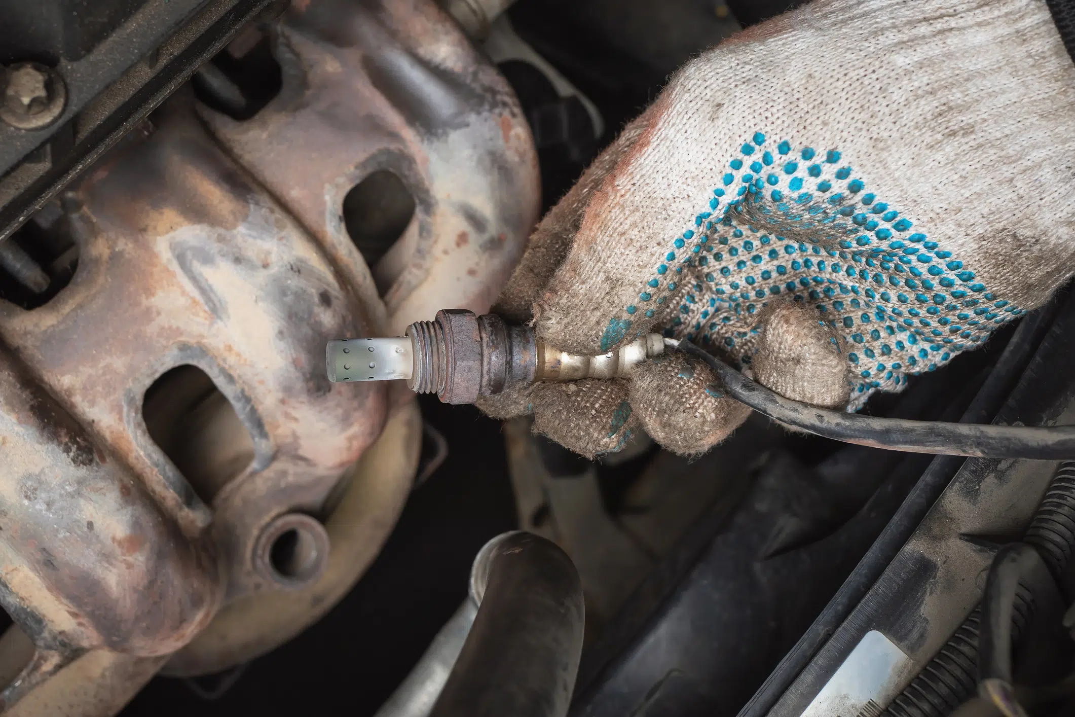 A clean lambdasensor oxygen sensor on the car exhaust system is important to maintain a low volume of exhaust gasses